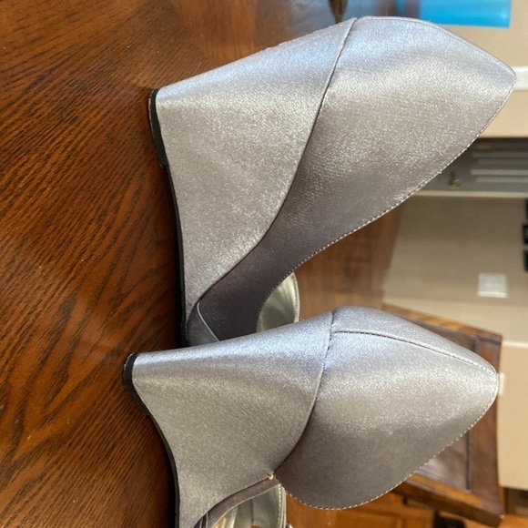 WOMEN’S Nina gray wedges size 8M rhinestones satin - Picture 5 of 11